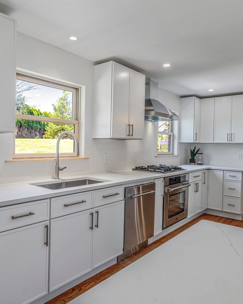 White shaker kitchen with quartz counters